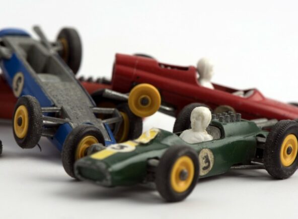 Voitures miniatures éparpillées