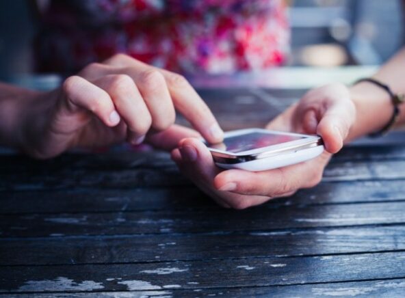 Mains avec smartphone